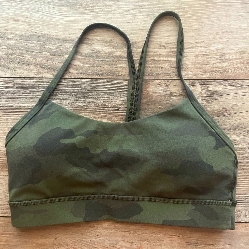 Lululemon size 4 green camo sports bra. Flow Y Nulu bra
